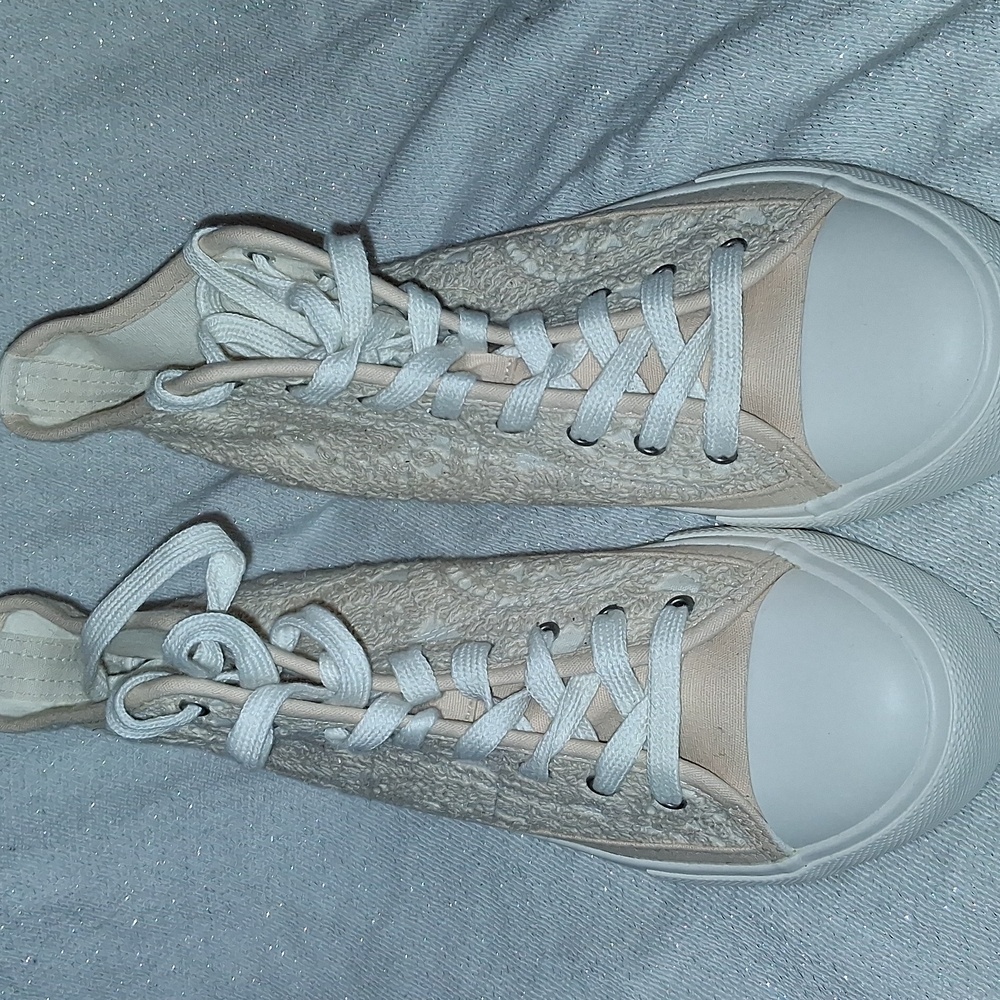 2 Pairs American Eagle NWT 1 womens Size9 CreaM LACE HIGH TOP 1 Olive Green - Picture 2 of 4